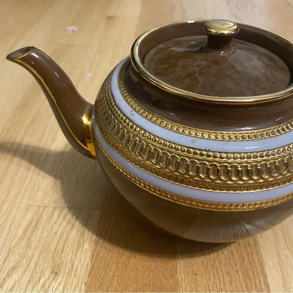 Vintage Sadler Queen of England Ceramic Tea Pot #2305 Brown with Gold